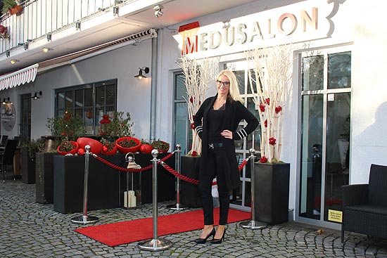 Sonja Schumann heißt ihre Kunden und Kundinnen willkommen im Medusalon - The Art of Hairdesign in München-Großhadern (©Foto:Martin Schmitz)